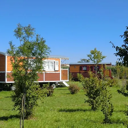 Les Roulottes-Gites De La Ferme De L'Autruche Dromoise Farm stay *