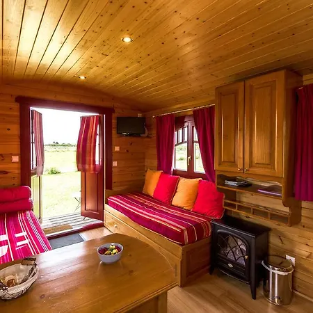 Les Roulottes-Gites De La Ferme De L'Autruche Dromoise Farm stay