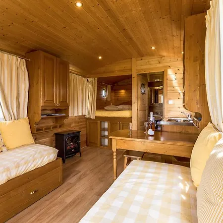 Les Roulottes-Gites De La Ferme De L'Autruche Dromoise Farm stay *